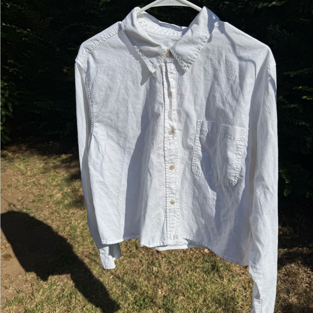 White cropped button down blouse
Size XL